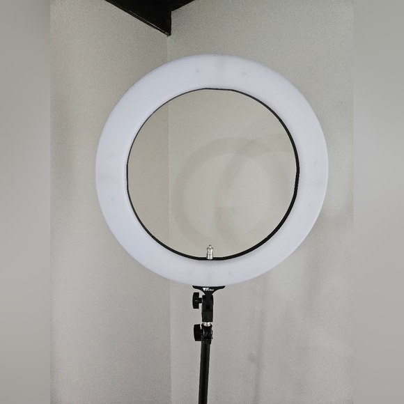 New in box AMZ 18" Ring Light - Picture 2 of 9